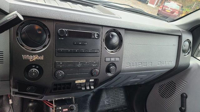2015 Ford Super Duty F-250 SRW 4WD Crew Cab 156" XL - 22186534 - 9