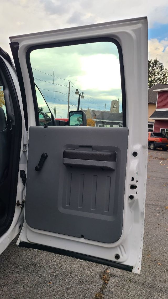 2015 Ford Super Duty F-250 SRW 4WD Crew Cab 156" XL - 22186534 - 16