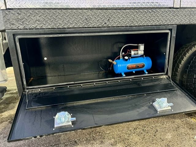 2015 Ford Super Duty F-550 DRW 2WD Crew Cab 200" WB 84" CA Lariat - 22964719 - 9