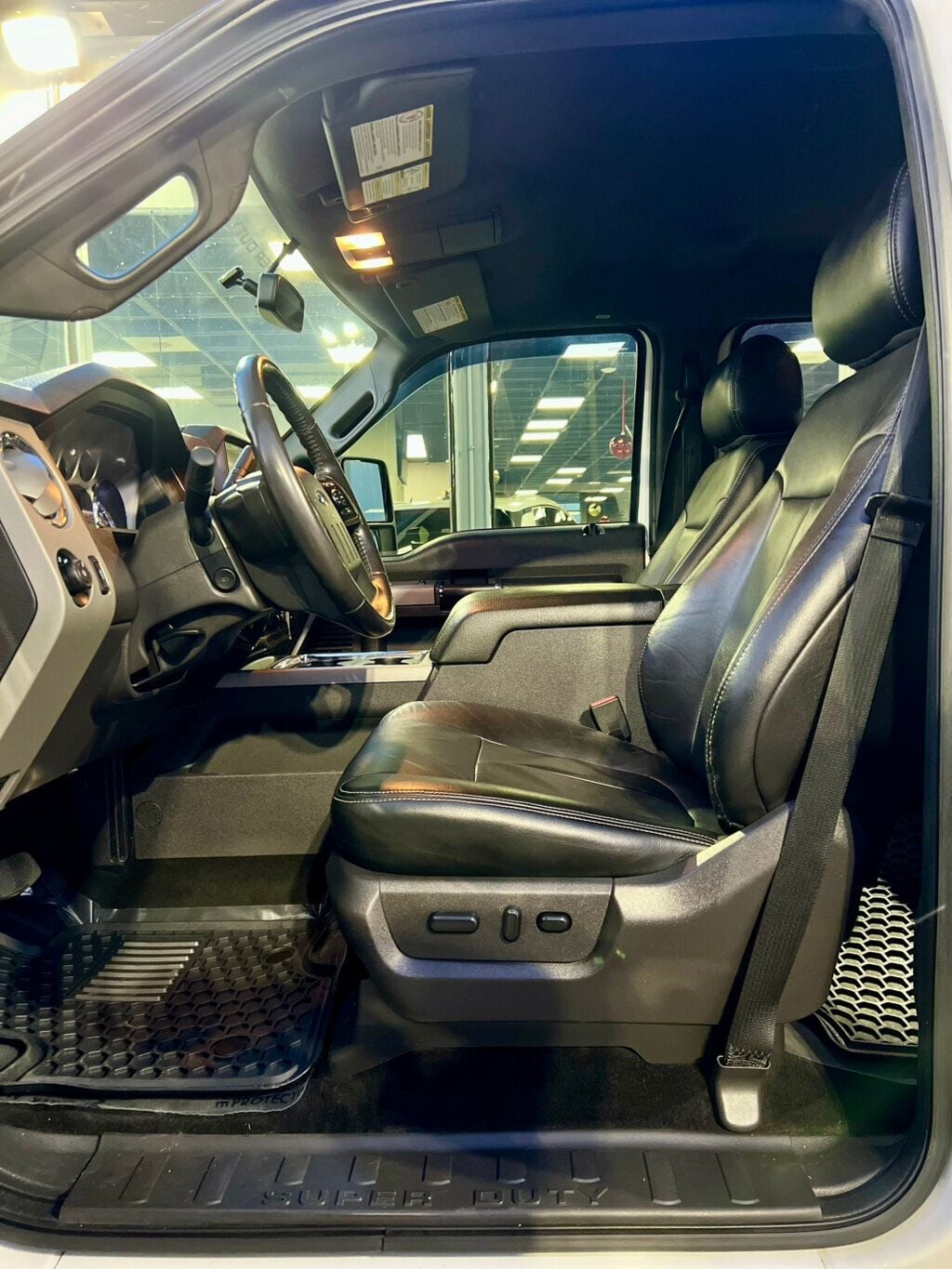 2015 Ford Super Duty F-550 DRW 2WD Crew Cab 200" WB 84" CA Lariat - 22964719 - 16