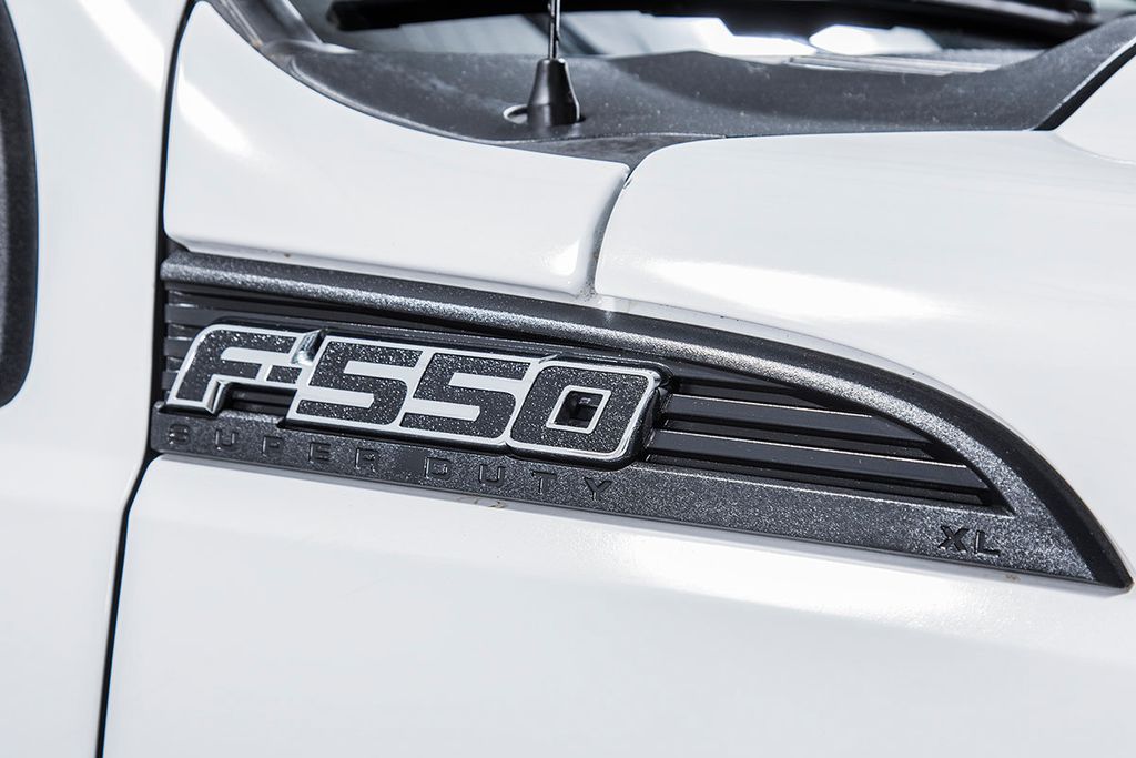 2015 Ford Super Duty F-550 DRW 4WD Crew Cab 200" WB 84" CA XL - 15403102 - 11