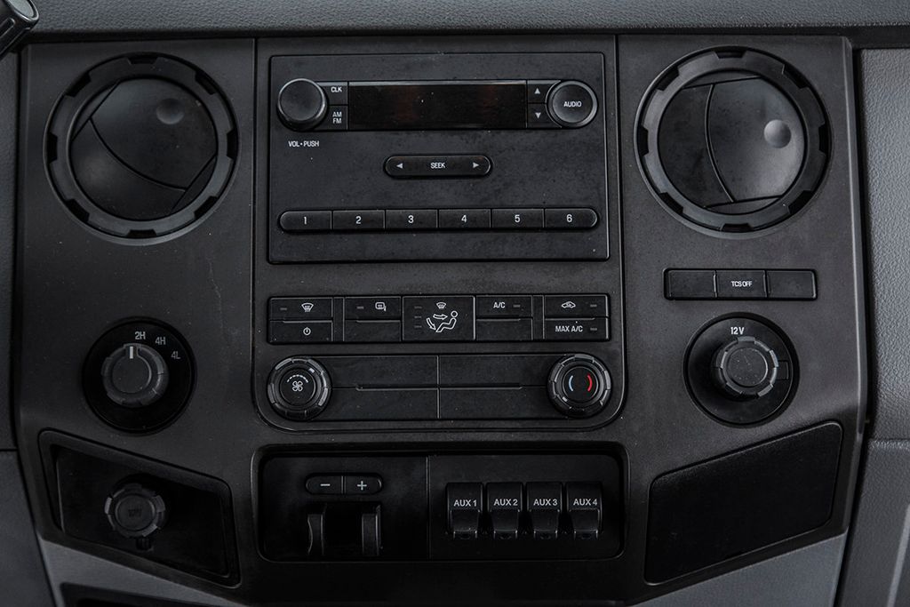 2015 Ford Super Duty F-550 DRW 4WD Crew Cab 200" WB 84" CA XL - 15403102 - 28