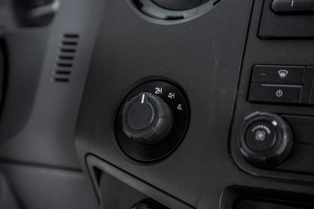 2015 Ford Super Duty F-550 DRW 4WD Crew Cab 200" WB 84" CA XL - 15403102 - 30