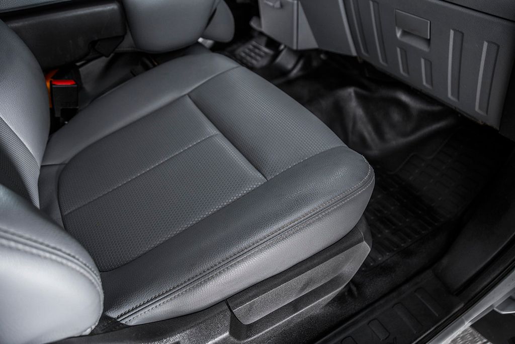 2015 Ford Super Duty F-550 DRW 4WD Crew Cab 200" WB 84" CA XL - 15403102 - 37