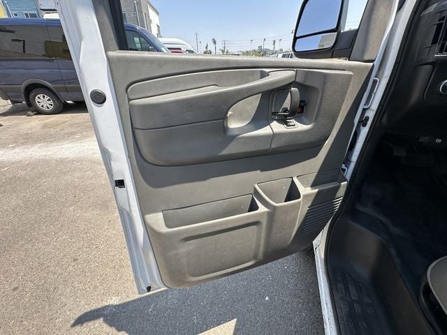 2015 GMC Savana Cargo Van RWD 2500 135" - 22533768 - 16