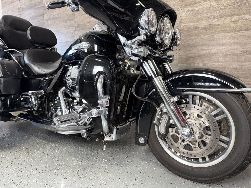 2015 Harley-Davidson FLHTCUTG Triglide Ultra Classic SUPER CLEAN! - 22990295 | Video 2