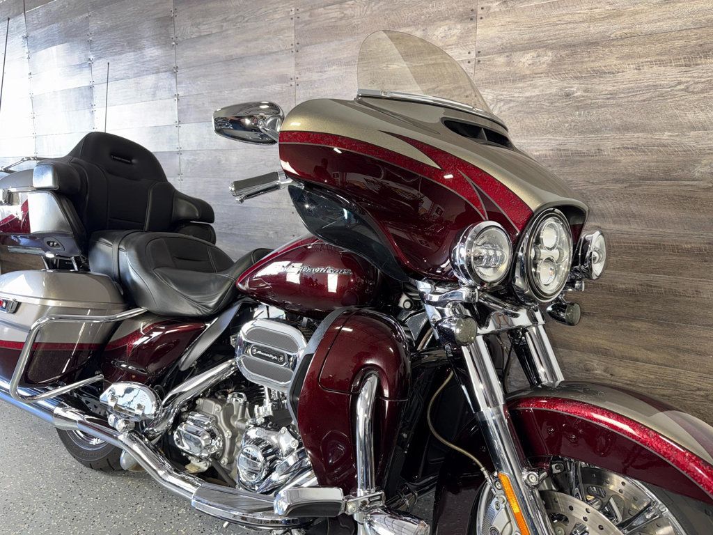 2015 Harley-Davidson FLHTKSE CVO Ultra Limited SUPER CLEAN! - 23032271 | Video 2