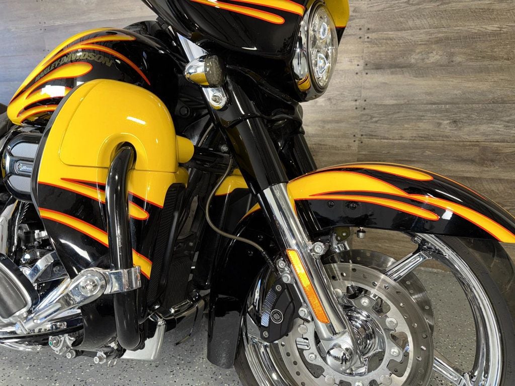 2015 Harley-Davidson FLHXSE CVO Street Glide Special SUPER CLEAN! - 22933841 - 4