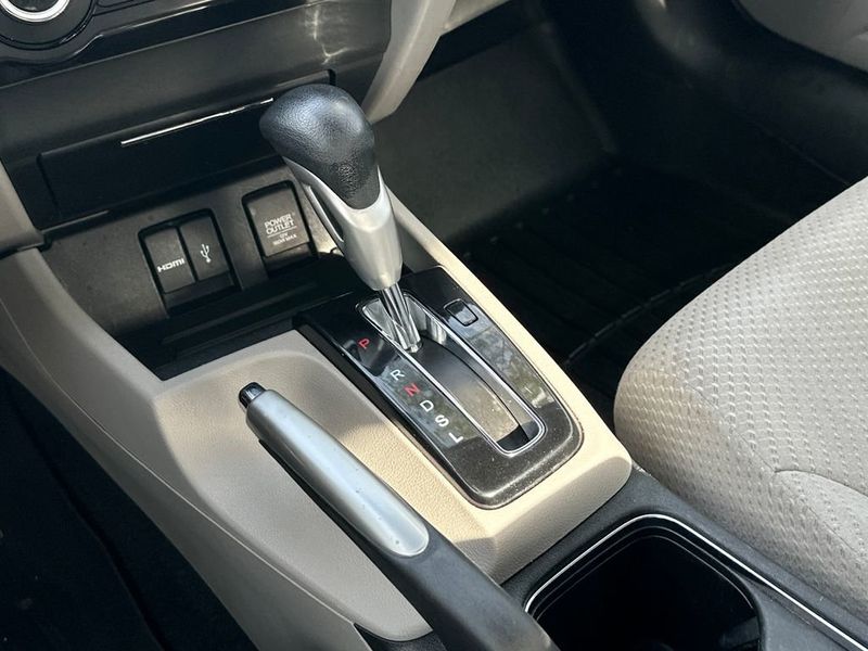 2015 Honda Civic Hybrid 4dr Sedan L4 CVT - 22967790 - 17