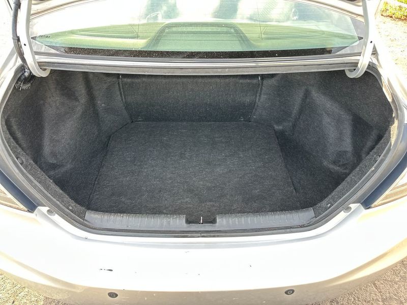 2015 Honda Civic Hybrid 4dr Sedan L4 CVT - 22967790 - 18