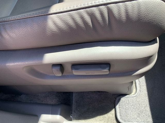 2015 Honda Odyssey 5dr EX-L LOW MILES HANDICAP accessible - 23020897 - 37