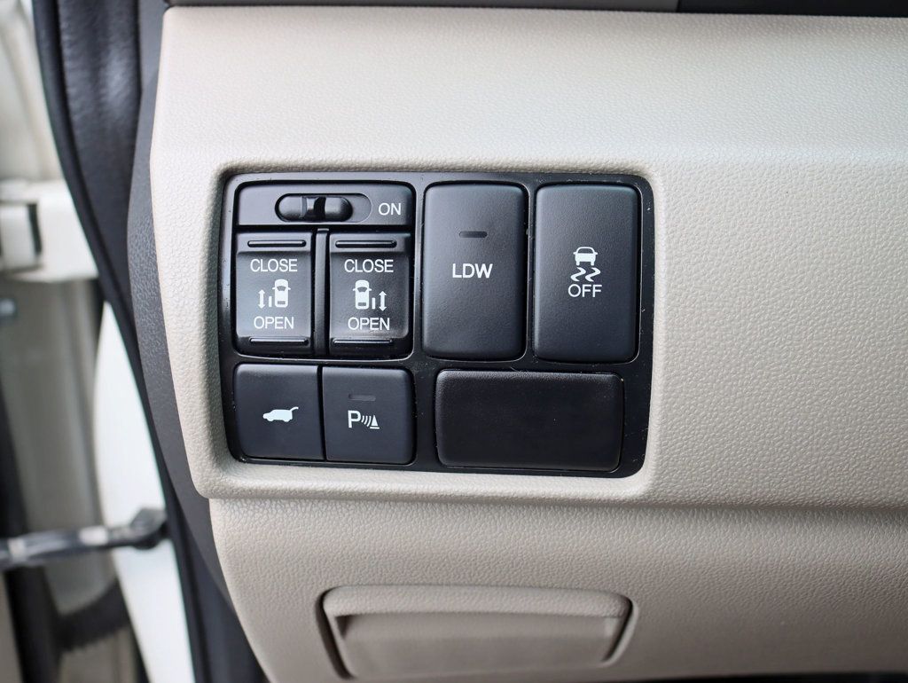 2015 Honda Odyssey Touring photo 12