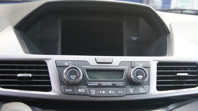 2015 Honda Odyssey JUST SERVICED, VERY CLEAN INSIDE AND OUT  - 22914363 - 17