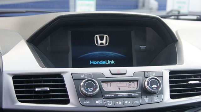 2015 Honda Odyssey JUST SERVICED, VERY CLEAN INSIDE AND OUT  - 22914363 - 19