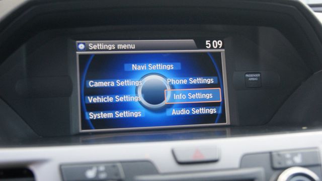 2015 Honda Odyssey JUST SERVICED, VERY CLEAN INSIDE AND OUT  - 22914363 - 24