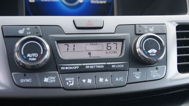 2015 Honda Odyssey JUST SERVICED, VERY CLEAN INSIDE AND OUT  - 22914363 - 25