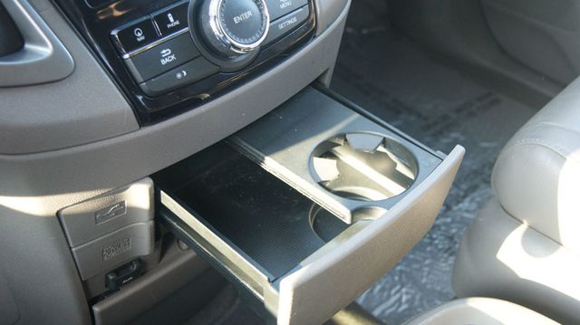 2015 Honda Odyssey JUST SERVICED, VERY CLEAN INSIDE AND OUT  - 22914363 - 32