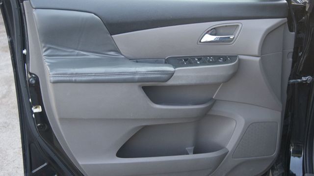 2015 Honda Odyssey JUST SERVICED, VERY CLEAN INSIDE AND OUT  - 22914363 - 36