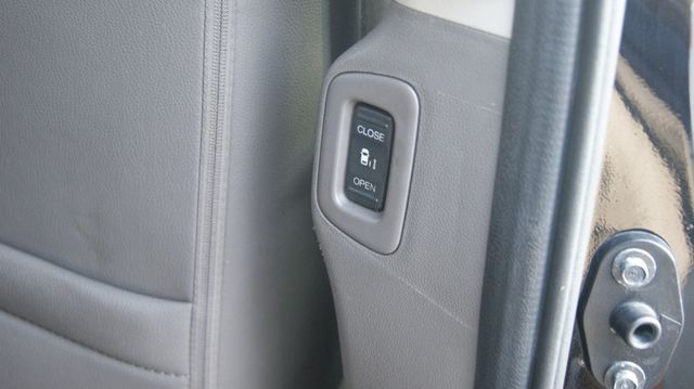 2015 Honda Odyssey JUST SERVICED, VERY CLEAN INSIDE AND OUT  - 22914363 - 51