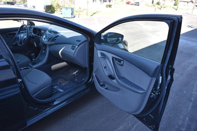 2015 Hyundai Elantra 4dr Sedan Manual SE - 23008703 - 28
