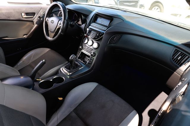 2015 Hyundai Genesis Coupe 2dr 3.8L Manual w/Gray Seats - 22913039 - 17