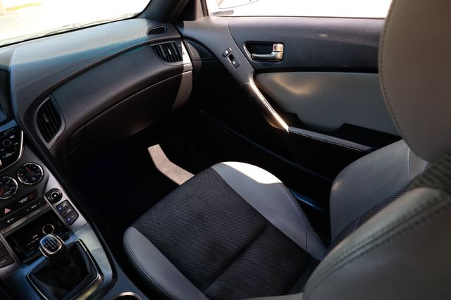 2015 Hyundai Genesis Coupe 2dr 3.8L Manual w/Gray Seats - 22913039 - 23