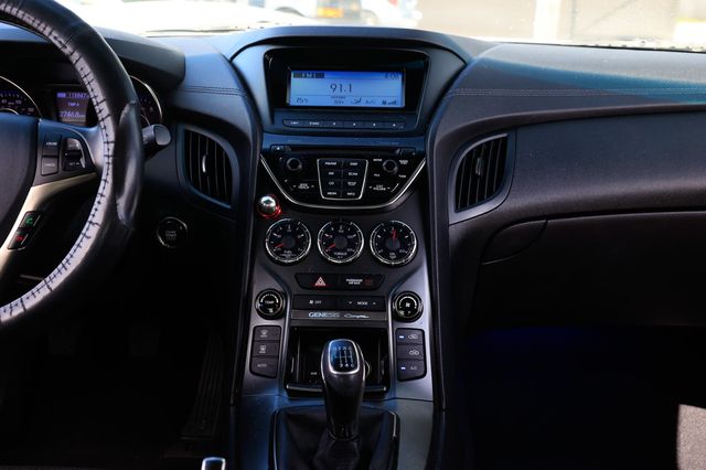 2015 Hyundai Genesis Coupe 2dr 3.8L Manual w/Gray Seats - 22913039 - 35