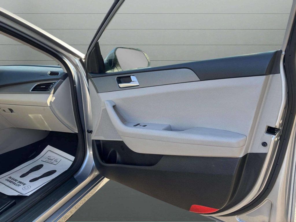 2015 Hyundai Sonata 4dr Sedan 2.4L SE - 22940464 - 17