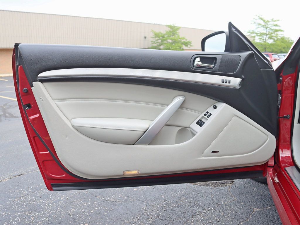 2015 Infiniti Q60 Coupe photo 23