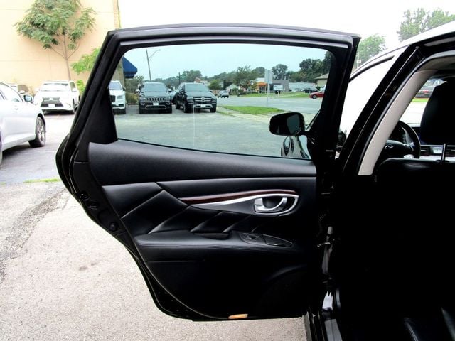 2015 INFINITI Q70 3.7 AWD 4dr Sedan - 23066417 - 30