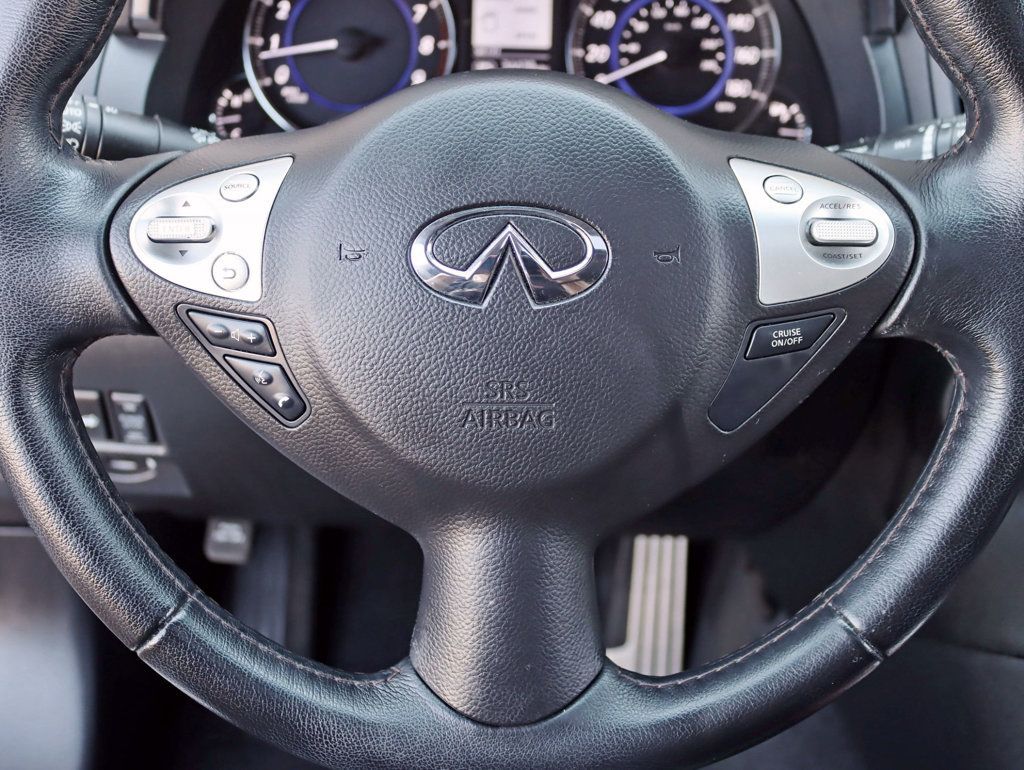 2015 Infiniti QX70 photo 13