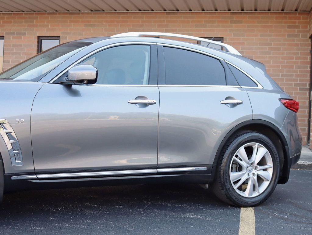 2015 Infiniti QX70 photo 2