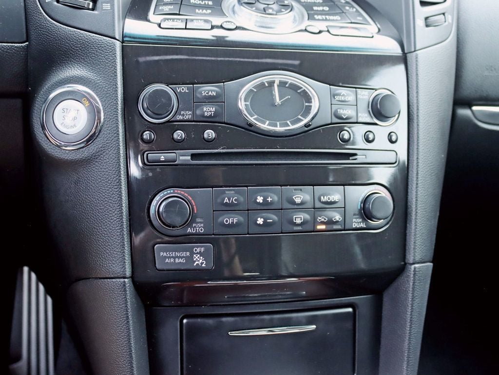 2015 Infiniti QX70 photo 21
