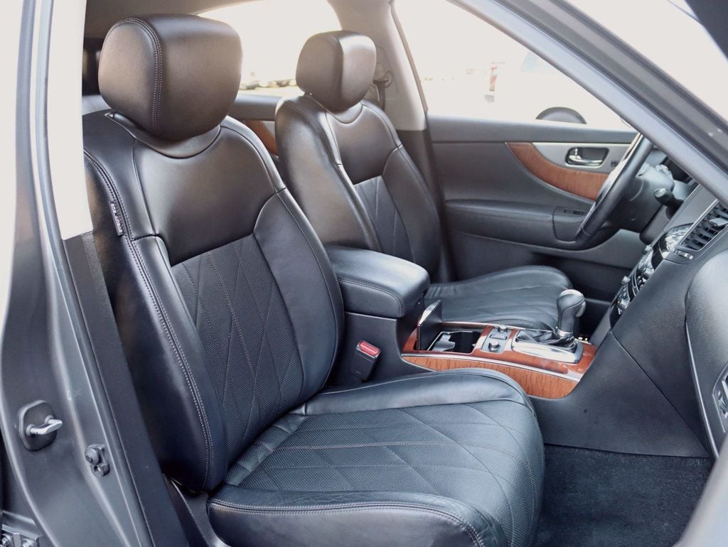 2015 Infiniti QX70 photo 24