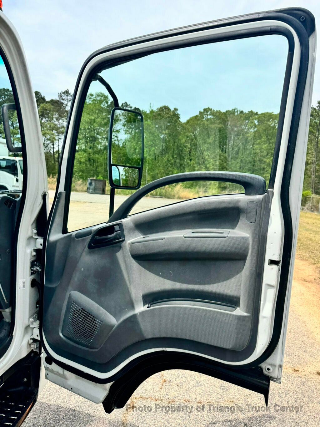 2015 Isuzu NPR BOX TRUCK JUST 34k MILES! GAS ENGINE! LIFT GATE! FINANCE OR LEASE! - 23002310 - 18