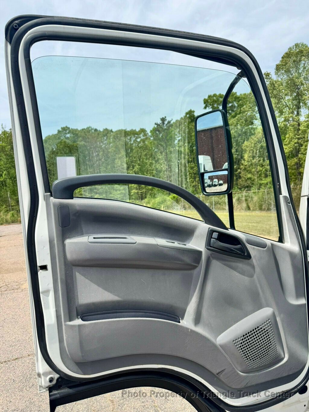 2015 Isuzu NPR BOX TRUCK JUST 34k MILES! GAS ENGINE! LIFT GATE! FINANCE OR LEASE! - 23002310 - 42