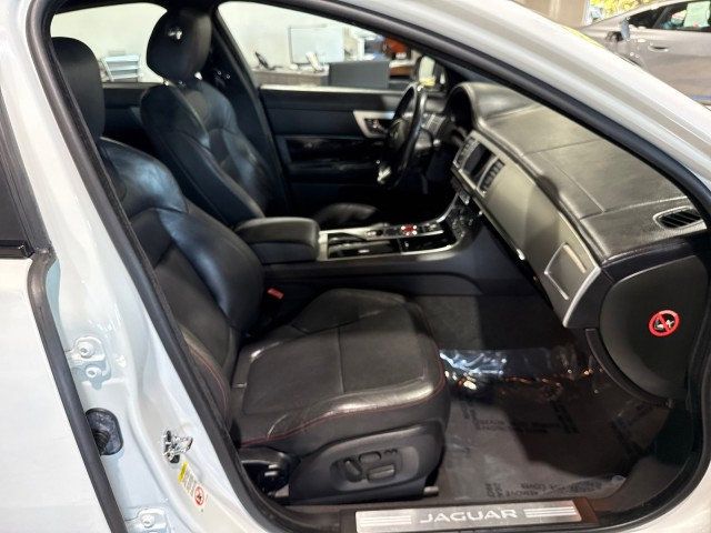 2015 Jaguar XF 4dr Sedan V6 Sport RWD - 22945836 - 26