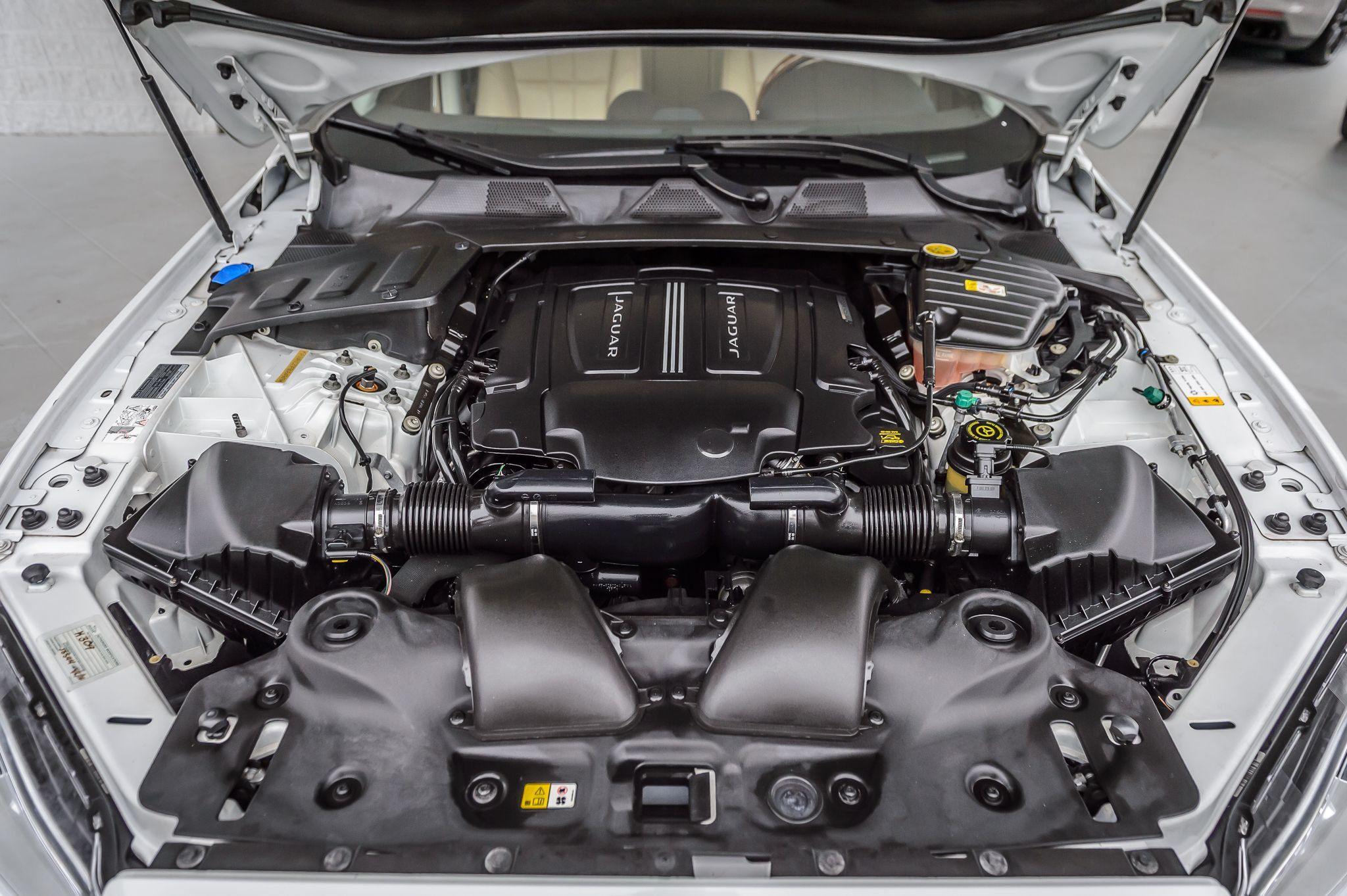 2015 Jaguar XJ photo 14