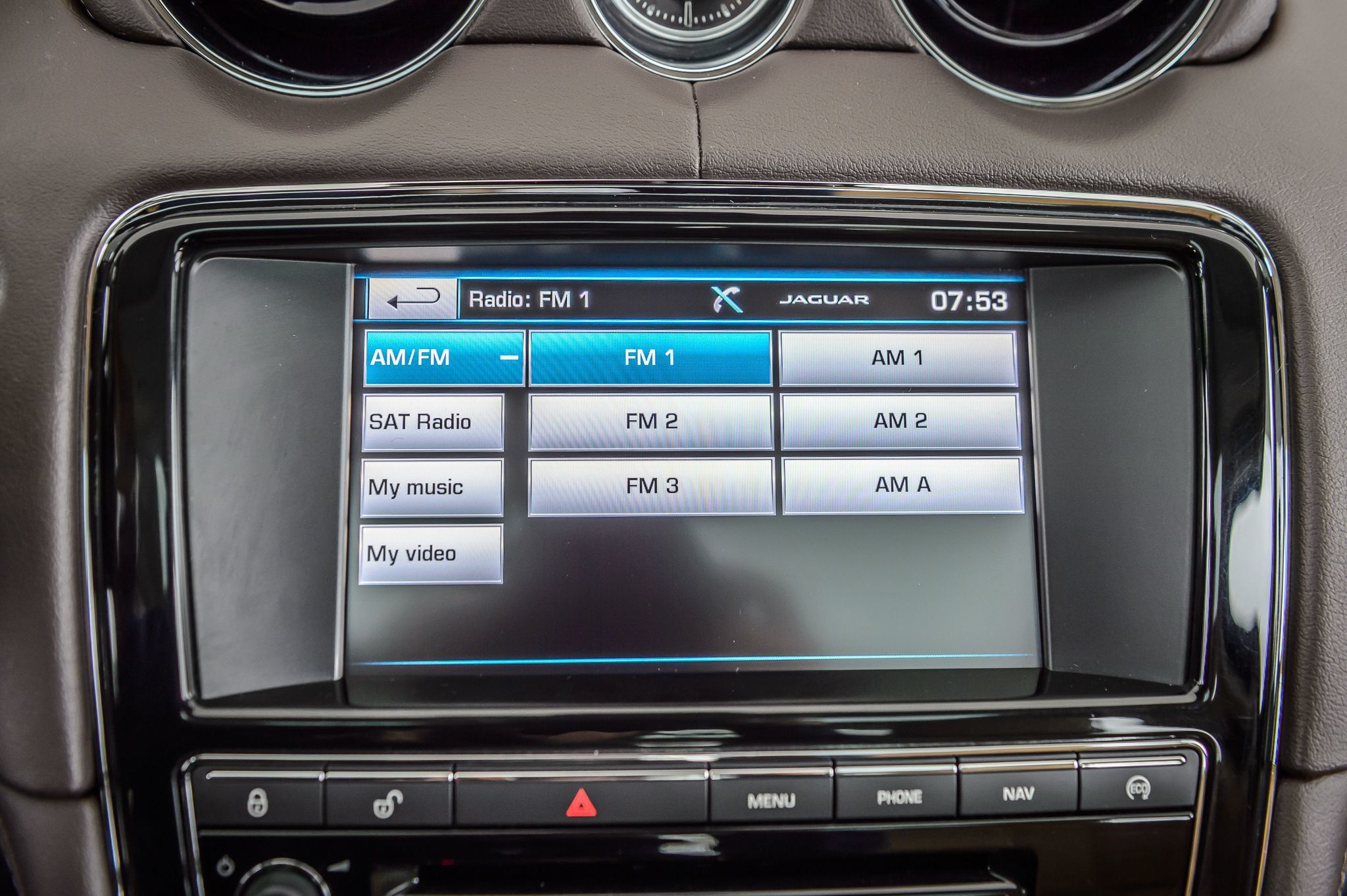 2015 Jaguar XJ photo 18