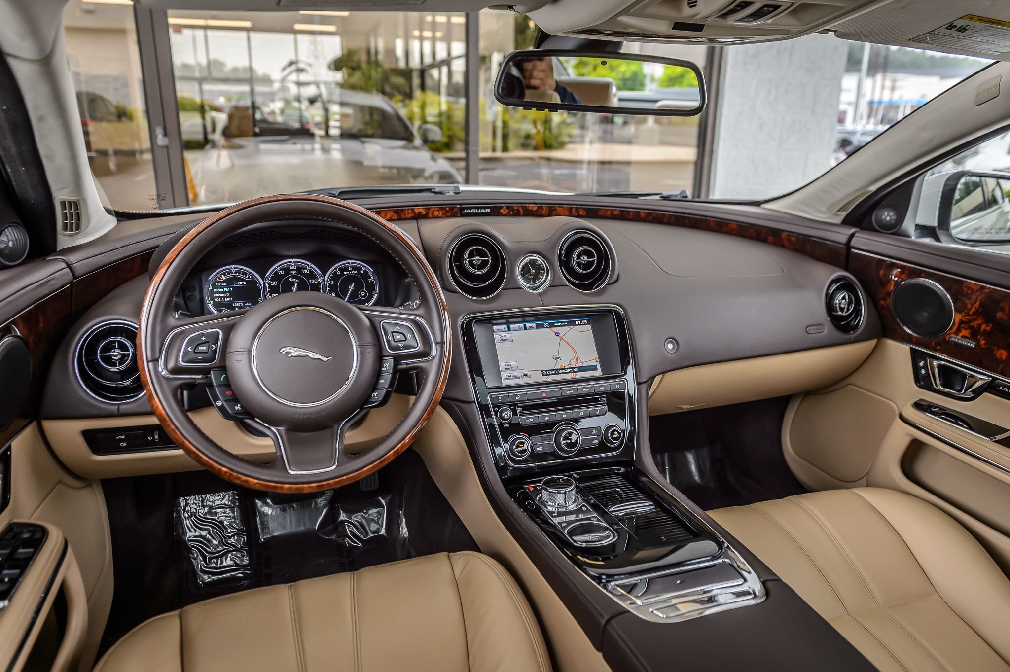 2015 Jaguar XJ photo 21