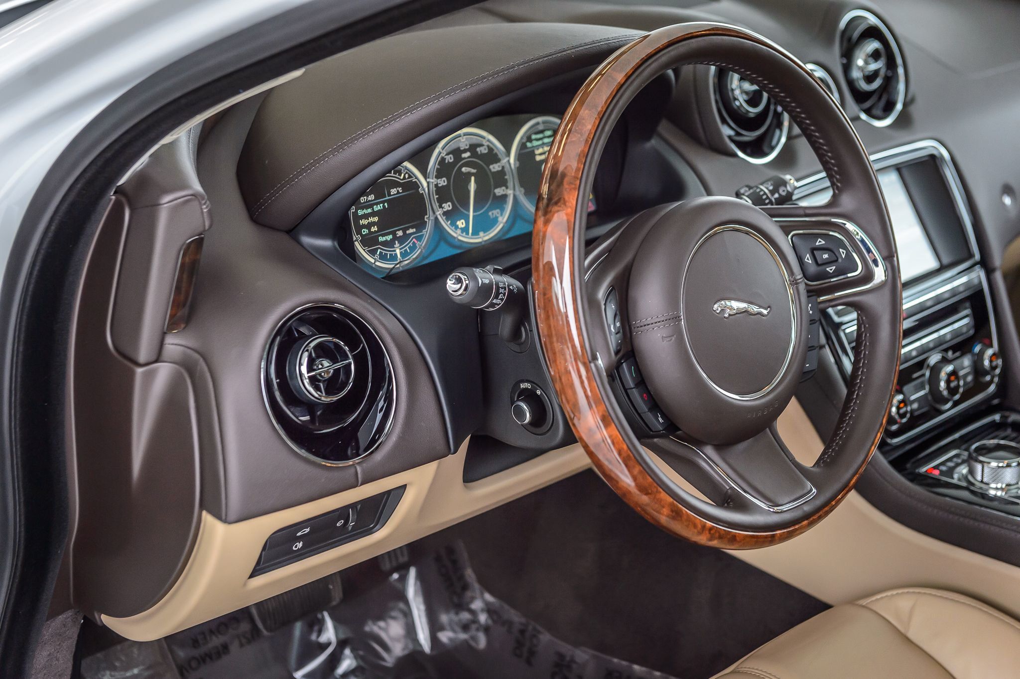 2015 Jaguar XJ photo 22