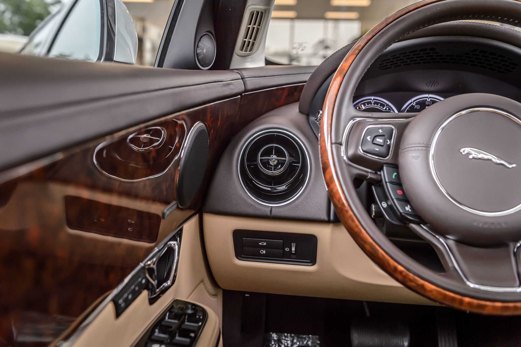 2015 Jaguar XJ photo 23
