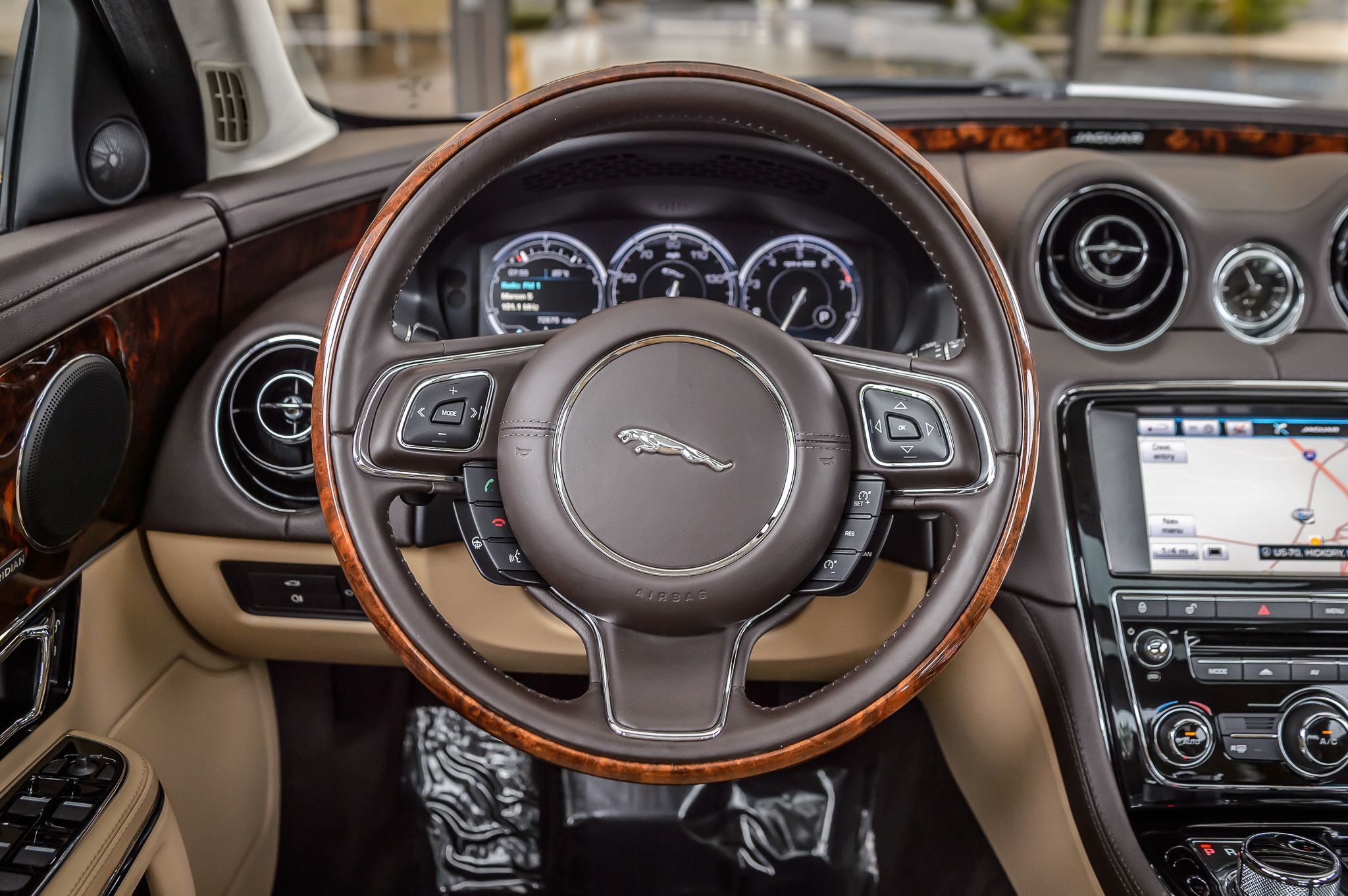 2015 Jaguar XJ photo 24