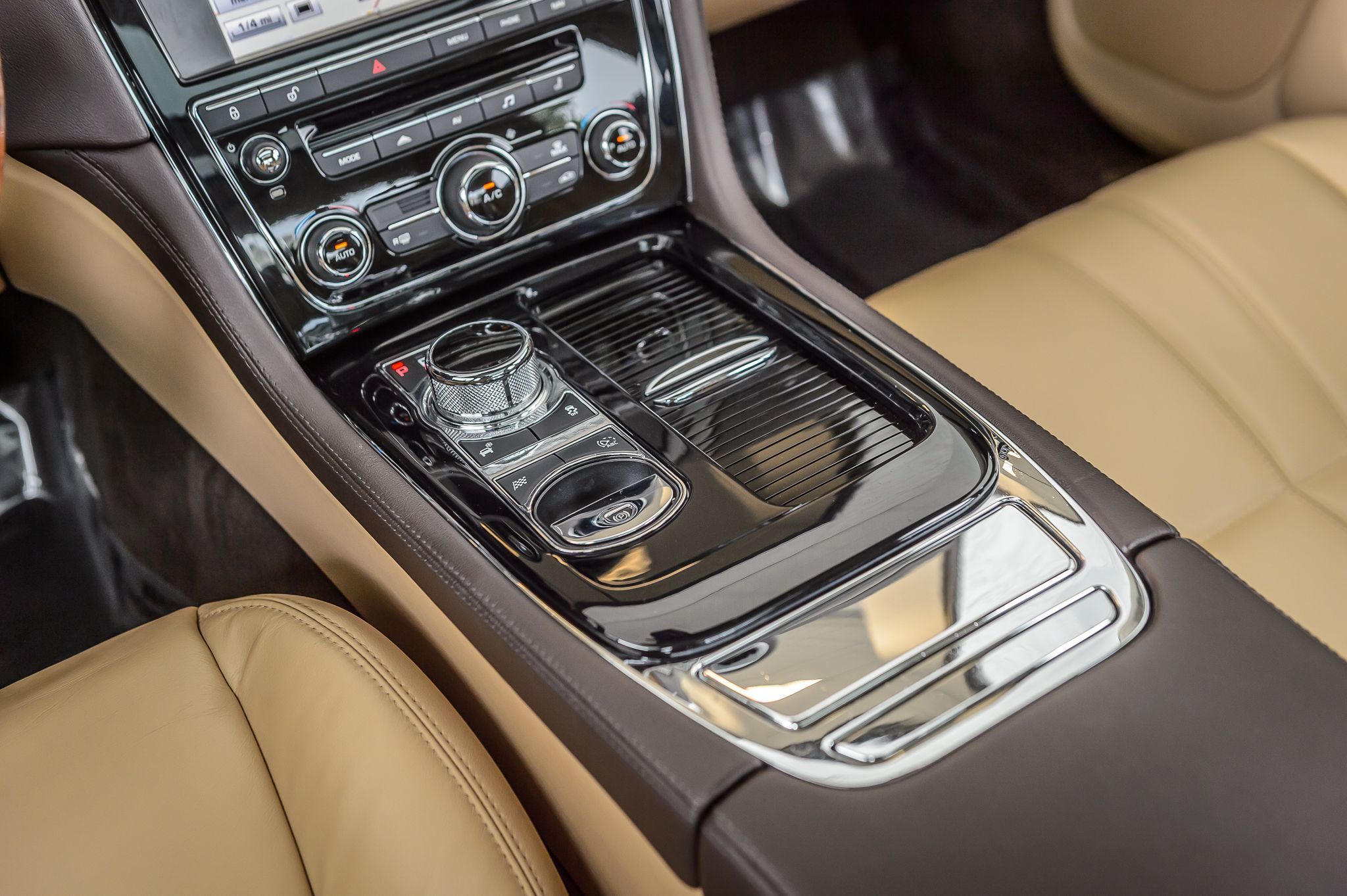 2015 Jaguar XJ photo 27