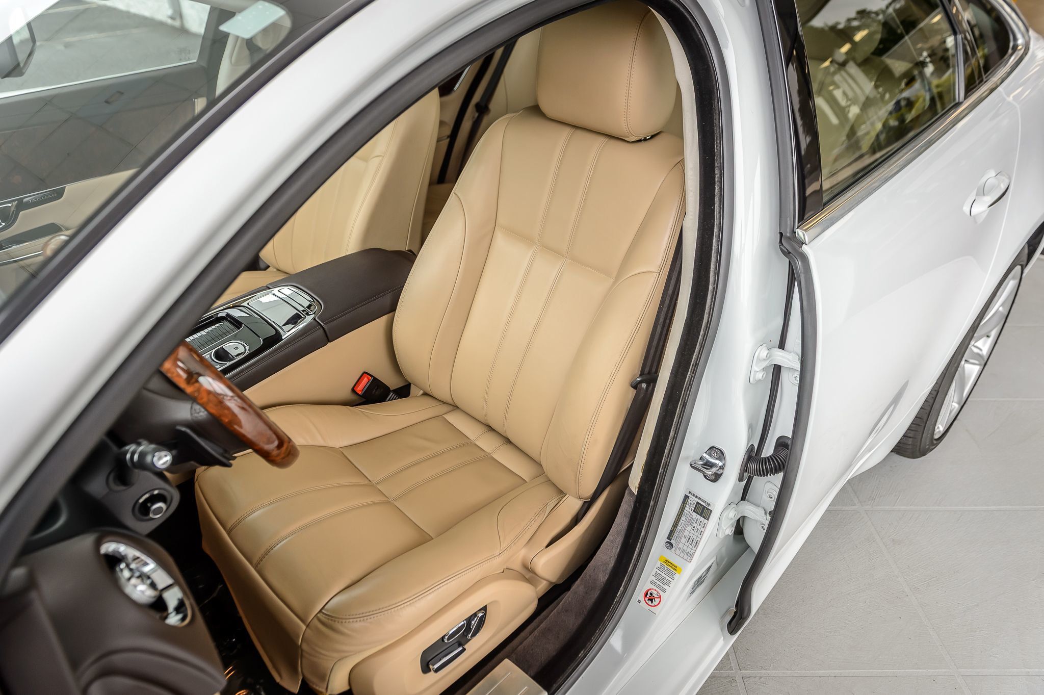 2015 Jaguar XJ photo 32