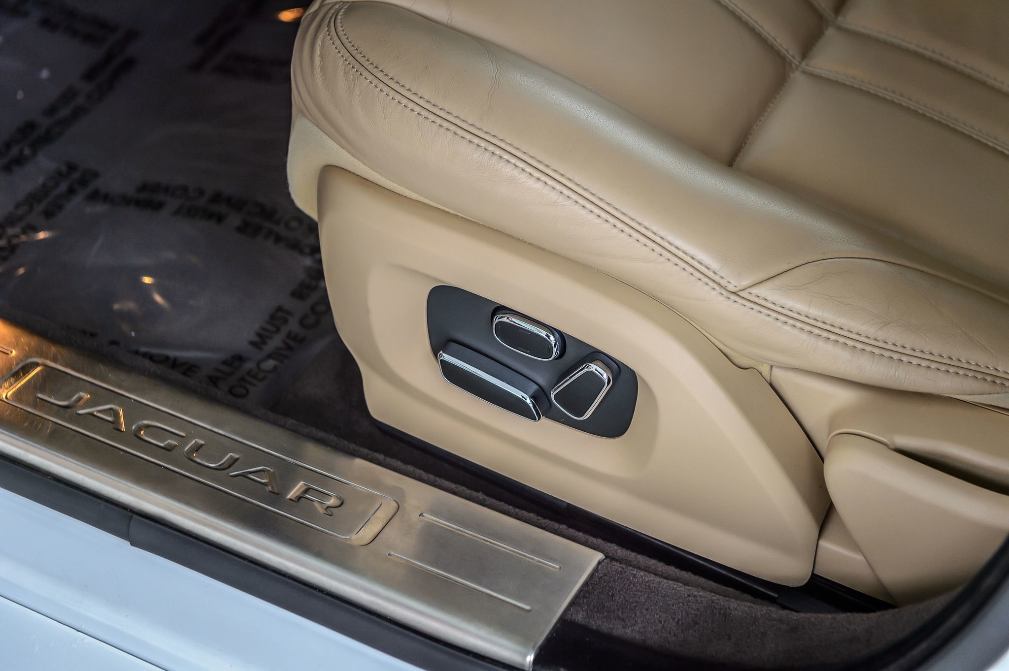2015 Jaguar XJ photo 33