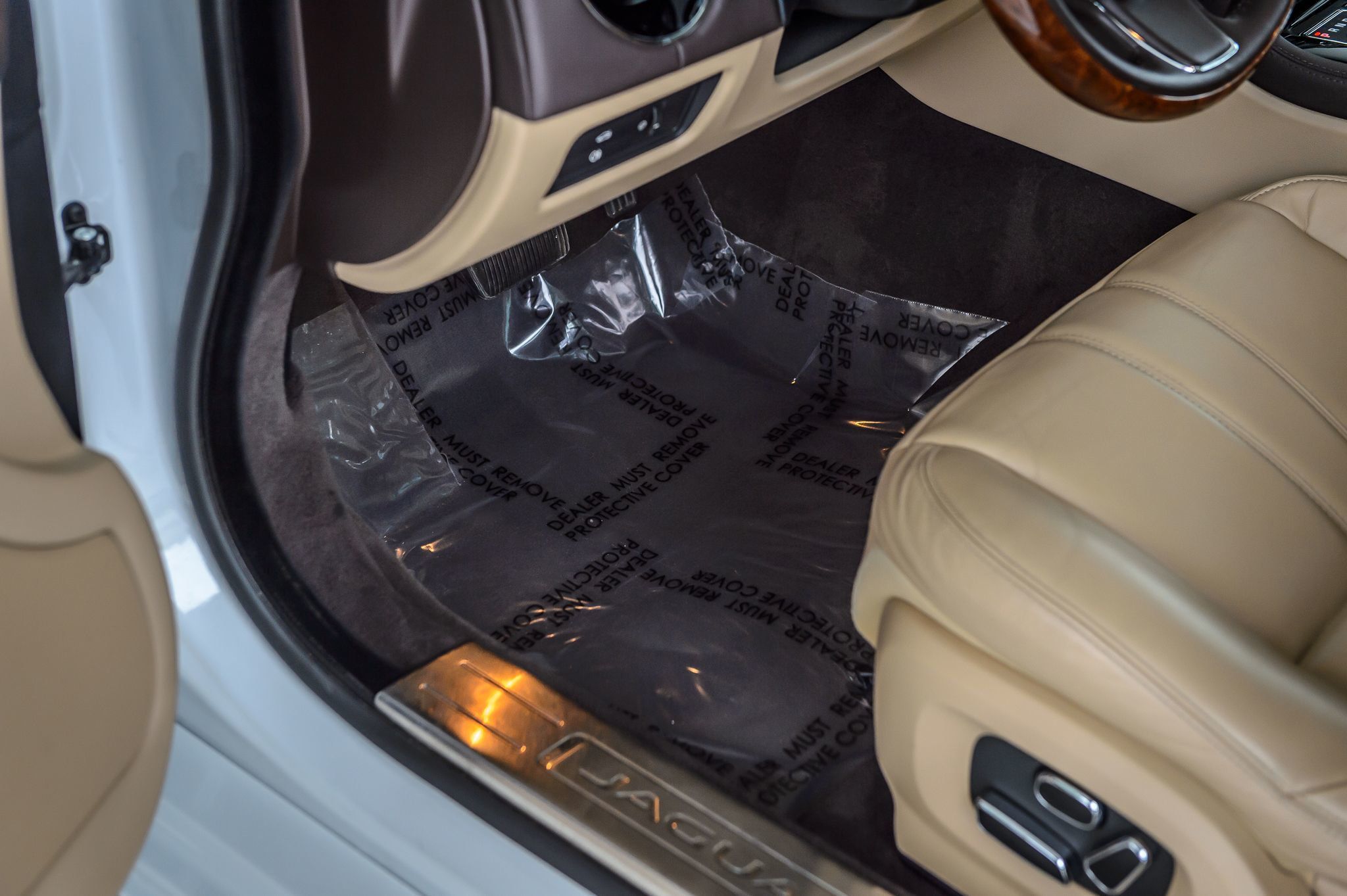 2015 Jaguar XJ photo 34