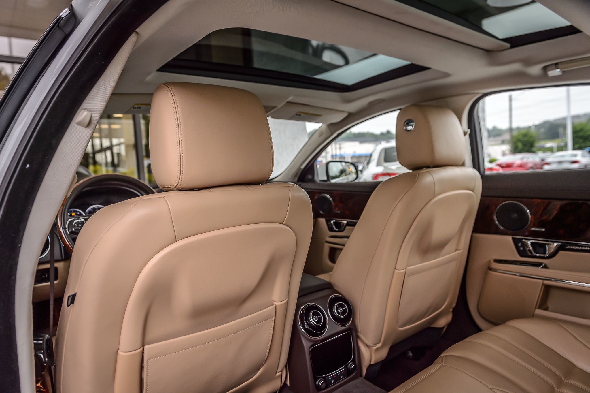 2015 Jaguar XJ photo 35