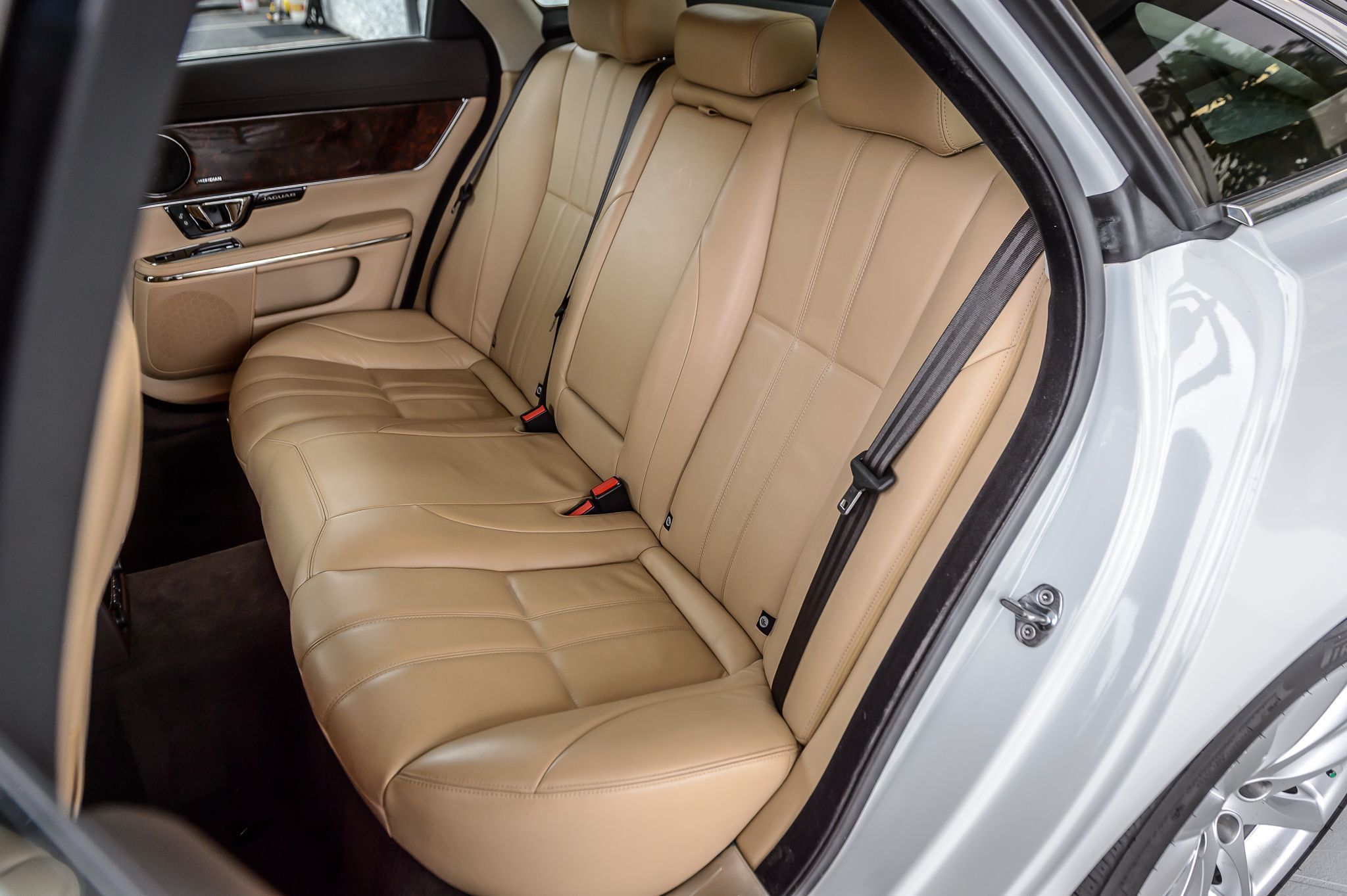 2015 Jaguar XJ photo 36