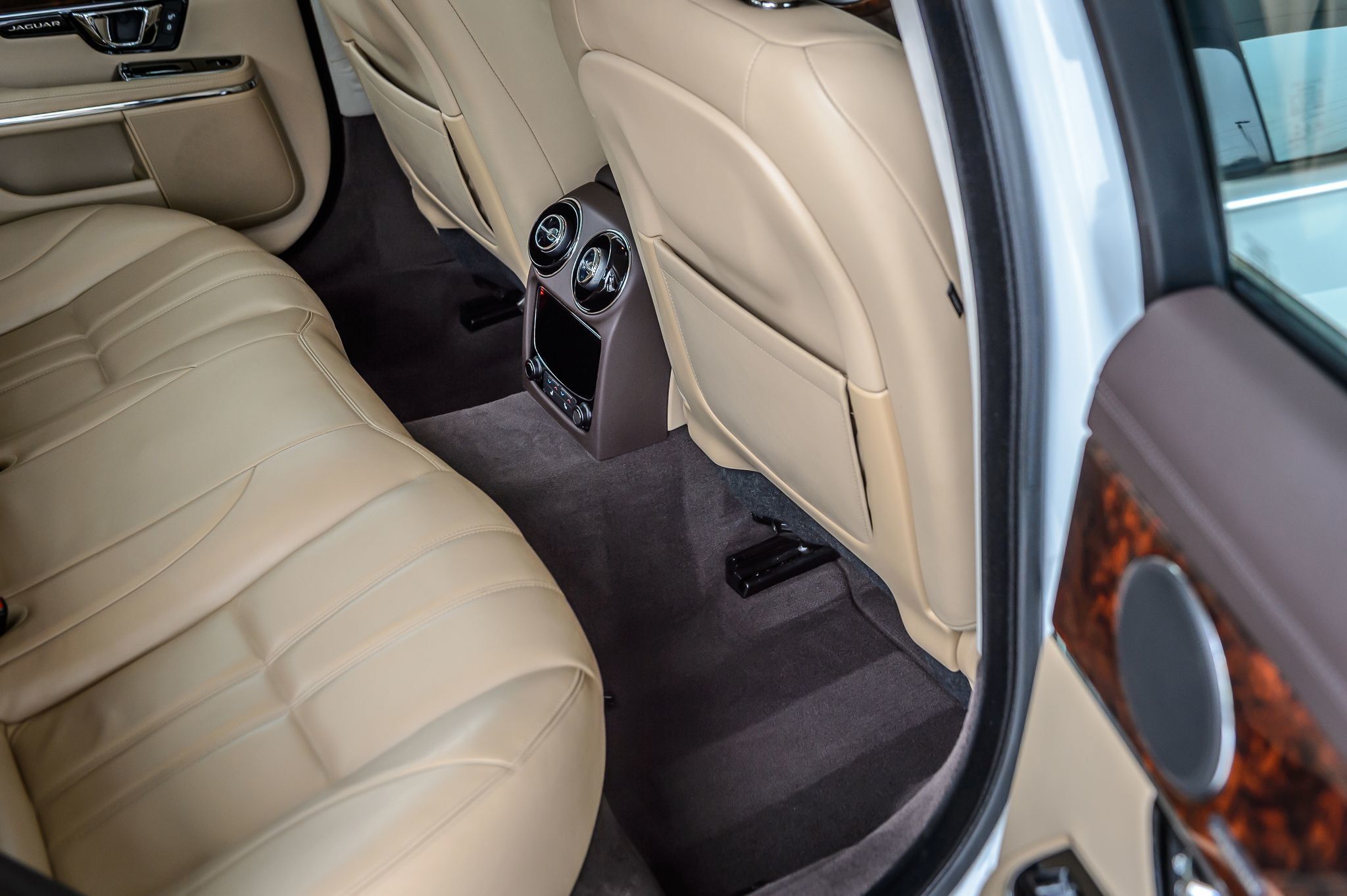 2015 Jaguar XJ photo 37